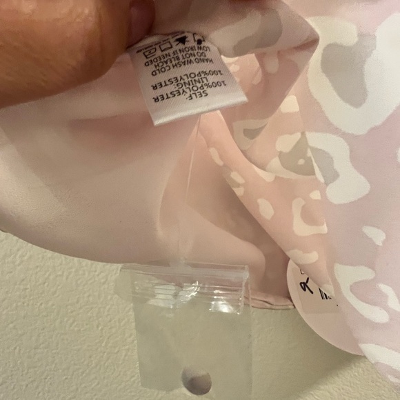 NWT size Medium 100 % polyester crop top - Picture 2 of 6